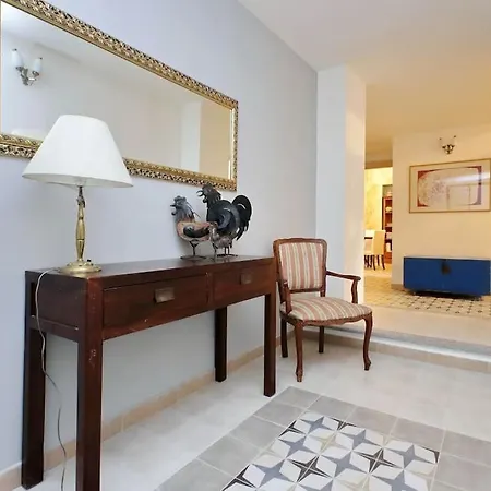 Bright Flat With Wonderful Views In The Centre דירה
