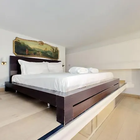 Bright Flat With Wonderful Views In The Centre רומא