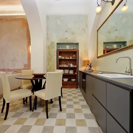 Bright Flat With Wonderful Views In The Centre רומא