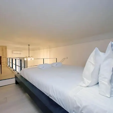 Bright Flat With Wonderful Views In The Centre דירה רומא