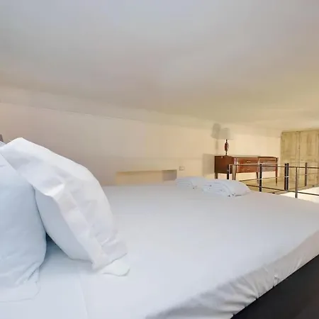 Bright Flat With Wonderful Views In The Centre דירה רומא