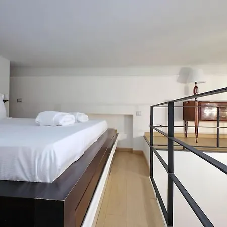 Bright Flat With Wonderful Views In The Centre דירה רומא