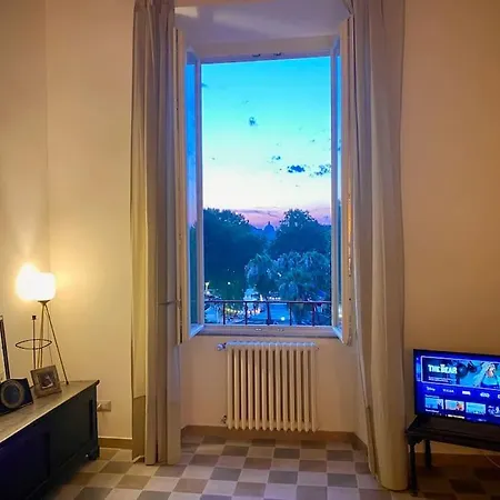 Bright Flat With Wonderful Views In The Centre *